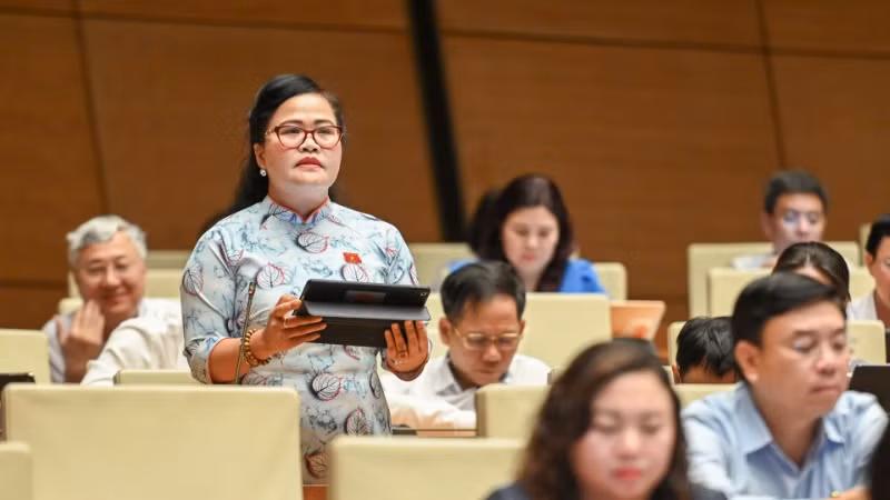 Đại biểu Nguyễn Thị Sửu (Đoàn thành phố Huế) phát biểu tại hội trường. (Ảnh: BÙI GIANG)