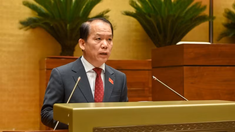Chủ nhiệm Ủy ban Pháp luật và Tư pháp Hoàng Thanh Tùng trình bày Báo cáo thẩm tra dự thảo Nghị quyết của Quốc hội về một số cơ chế, chính sách đặc biệt, tạo đột phá trong xây dựng và tổ chức thi hành pháp luật. (Ảnh: BÙI GIANG)