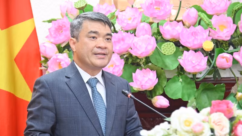 Tân Thứ trưởng Nguyễn Thanh Tú hứa tận tâm, tận lực cùng tập thể lãnh đạo Bộ, các đơn vị thuộc Bộ đoàn kết, chia sẻ để hoàn thành tốt nhất công việc của Bộ, ngành tư pháp. (Ảnh: THU HẰNG)