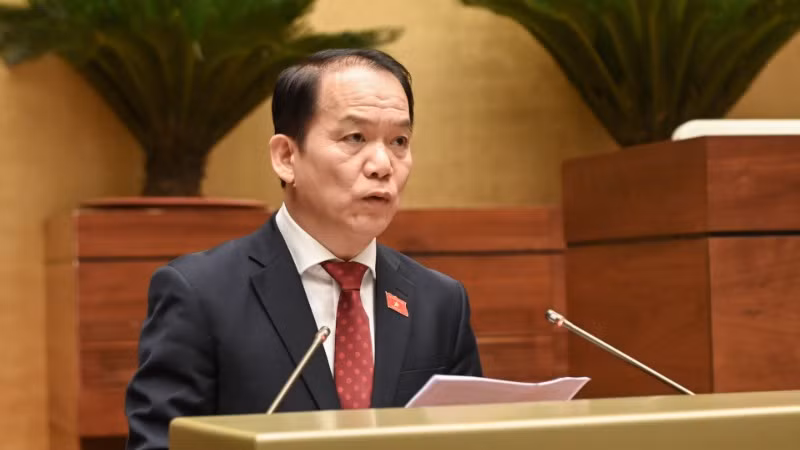 Chủ nhiệm Ủy ban Pháp luật và Tư pháp Hoàng Thanh Tùng trình bày báo cáo thẩm tra dự thảo nghị quyết. (Ảnh: BÙI GIANG)