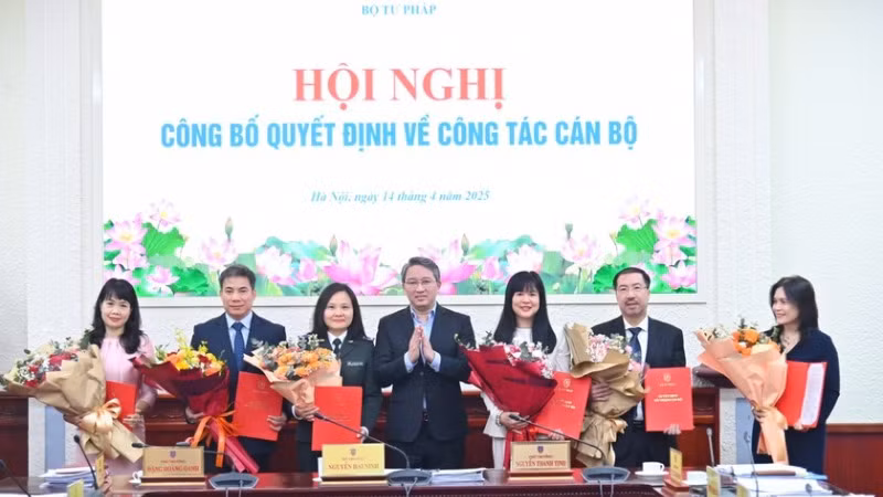 Bộ trưởng Tư pháp Nguyễn Hải Ninh trao quyết định điều động, bổ nhiệm công chức lãnh đạo một số đơn vị. (Ảnh: PHƯƠNG MAI)