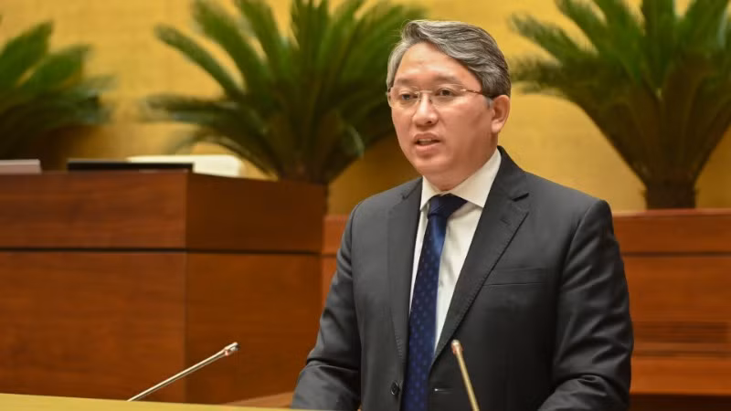 Bộ trưởng Tư pháp Nguyễn Hải Ninh trình bày Tờ trình dự án Luật sửa đổi, bổ sung một số điều của Luật Xử lý vi phạm hành chính. (Ảnh: BÙI GIANG)