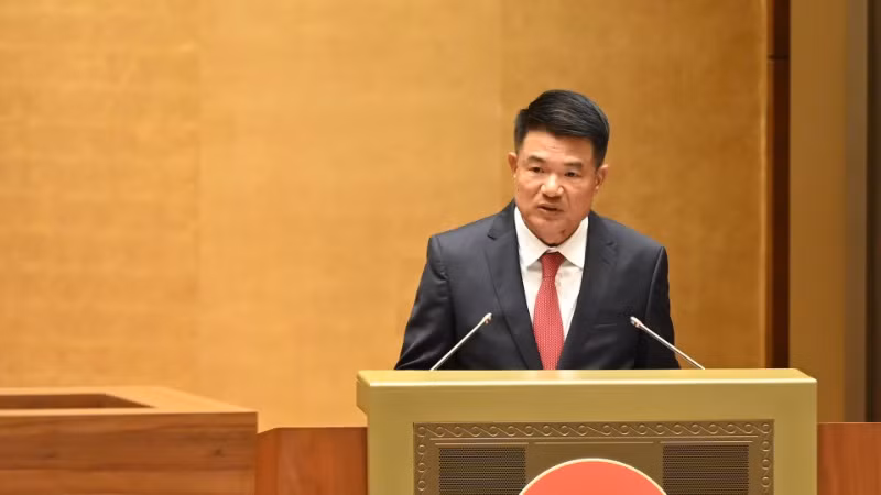 Viện trưởng Viện Kiểm sát nhân dân tối cao Nguyễn Huy Tiến trình bày tờ trình. (Ảnh: BÙI GIANG)