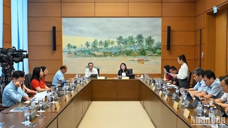 Đại biểu Quốc hội thảo luận ở tổ sáng 23/5. (Ảnh: BÙI GIANG)