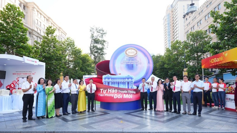 Khai mạc triển lãm ảnh "Ngành ngân hàng đối với sự phát triển của Thành phố Hồ Chí Minh" và chương trình “Tôi yêu thành phố tôi”.