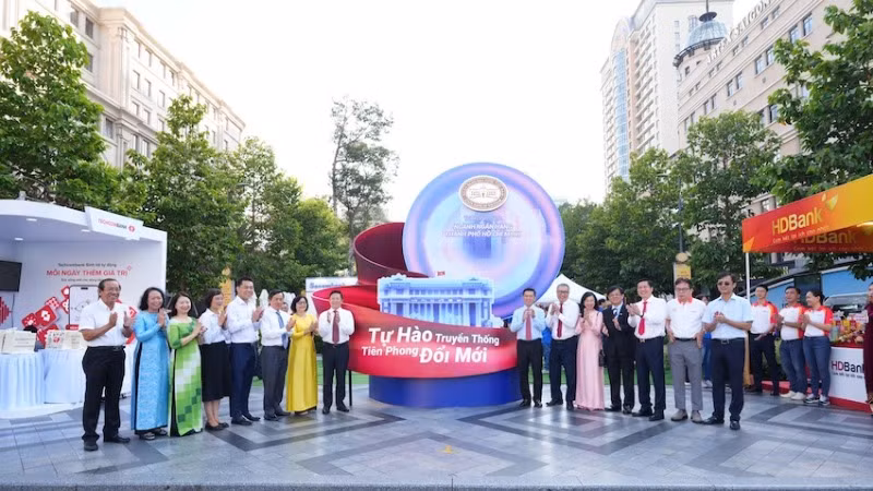 Khai mạc triển lãm ảnh "Ngành ngân hàng đối với sự phát triển của Thành phố Hồ Chí Minh" và chương trình “Tôi yêu thành phố tôi”.