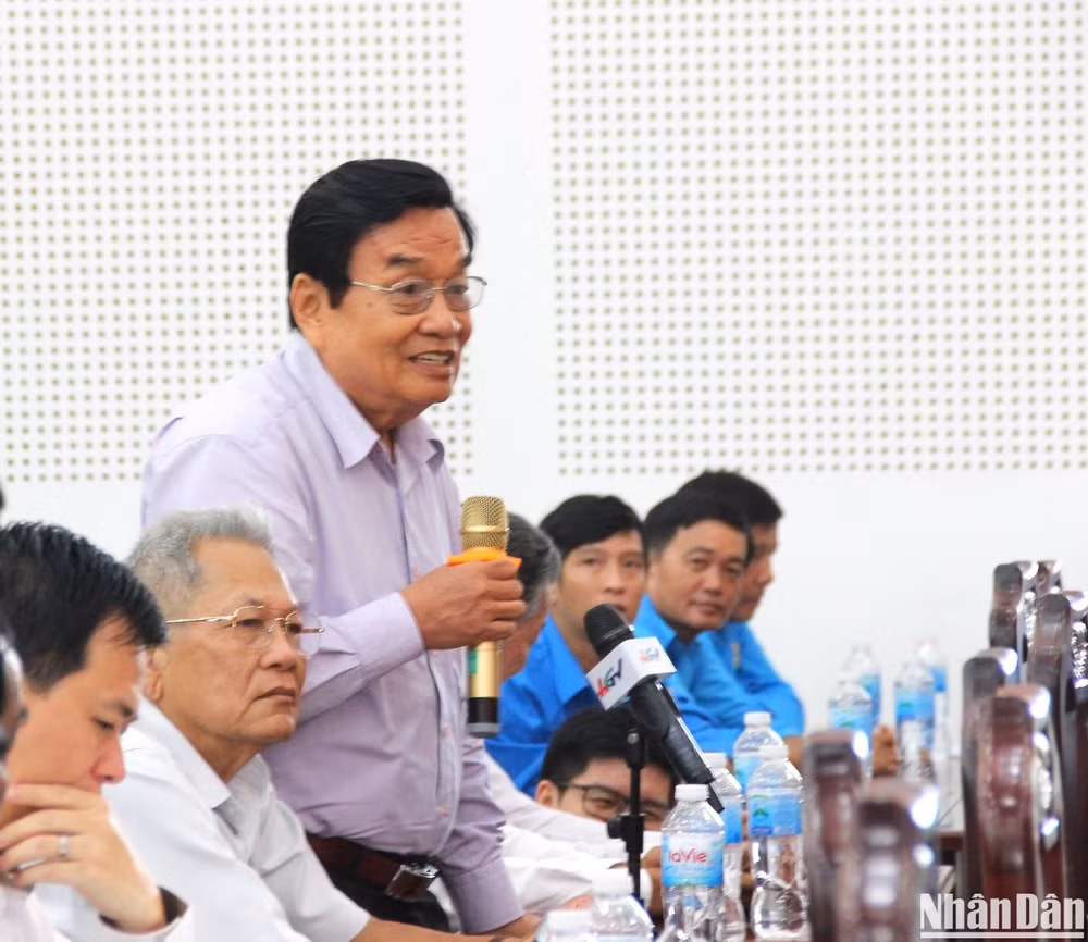 Các cử tri phát biểu ý kiến, kiến nghị tại cuộc làm việc. Các cử tri phát biểu ý kiến, kiến nghị tại cuộc làm việc.