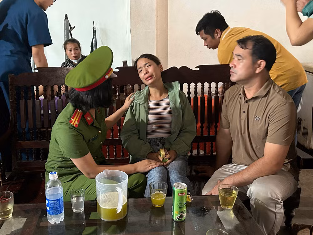 Người nhà các nạn nhân tới trình báo thông tin mất tích đau khổ sáng 10/9.