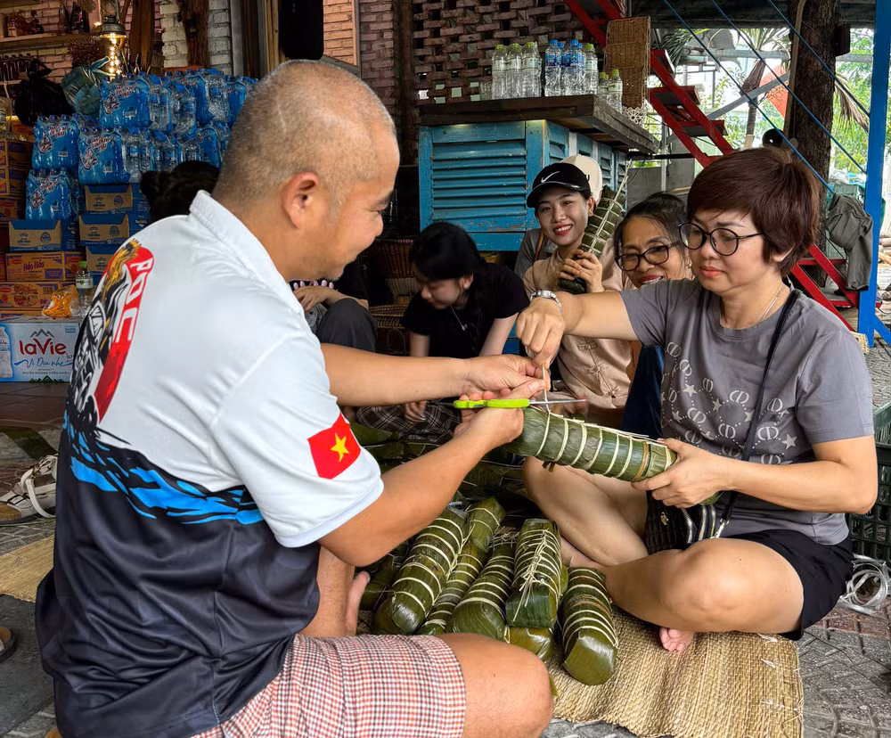 Các thành viên CLB Xe bán tải Đà Nẵng khẩn trương gói bánh để nấu chuyển ra vùng lũ.