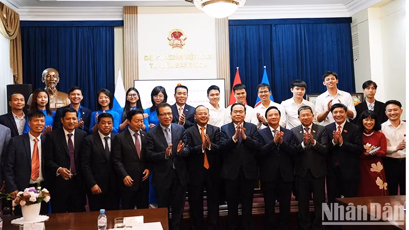 Chủ tịch Quốc hội Trần Thanh Mẫn và Đoàn chụp ảnh lưu niệm với bà con cộng đồng và lưu học sinh Việt Nam tại Liên bang Nga. (Ảnh: XUÂN HƯNG)