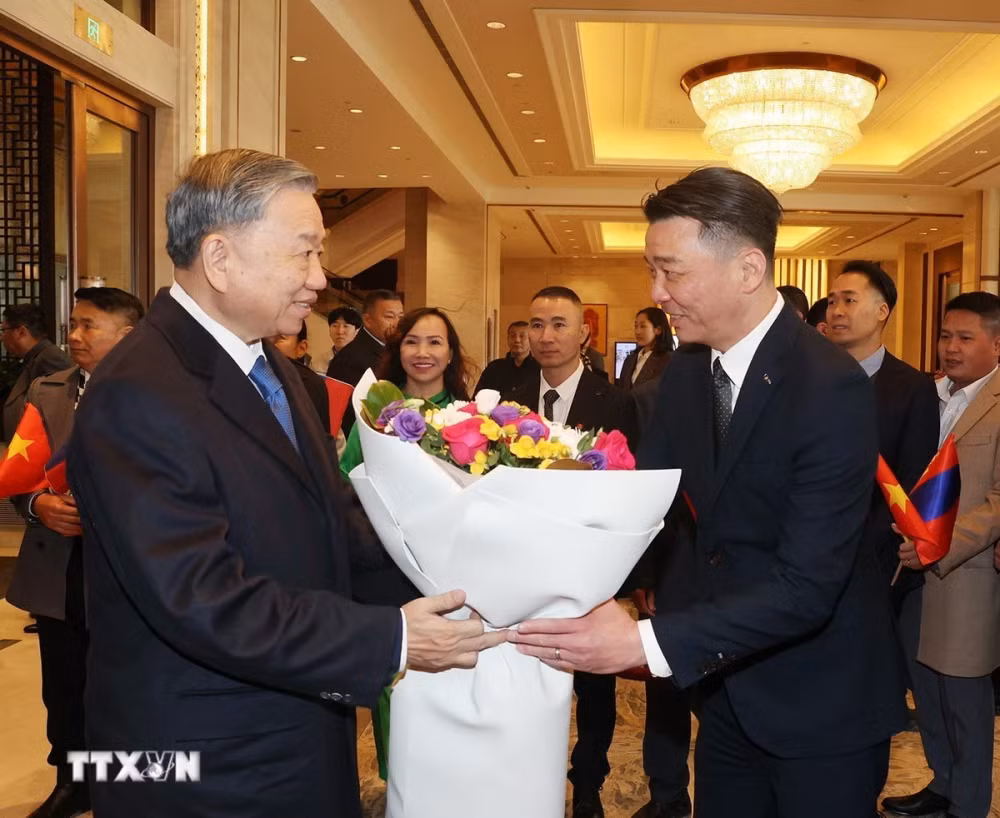 Tổng Giám đốc khách sạn Shangri-la trân trọng tặng hoa chào mừng Tổng Bí thư, Chủ tịch nước Tô Lâm tới thăm Mông Cổ. Ảnh: Trí Dũng/TTXVN