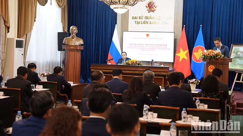 Đại sứ Việt Nam tại Liên bang Nga Đặng Minh Khôi báo cáo tình hình sở tại với Chủ tịch Quốc hội và Đoàn. (Ảnh: XUÂN HƯNG)