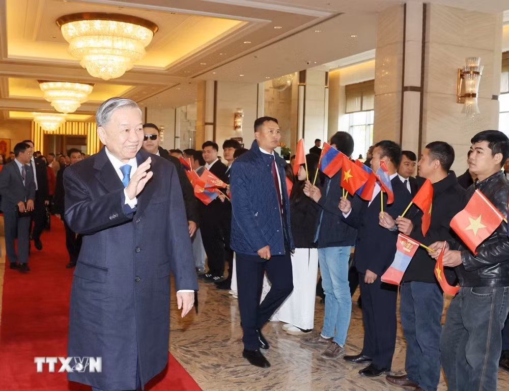 Cộng đồng người Việt Nam tại Mông Cổ chào đón Tổng Bí thư, Chủ tịch nước Tô Lâm tại khách sạn Shangri-la. Ảnh: Trí Dũng/TTXVN