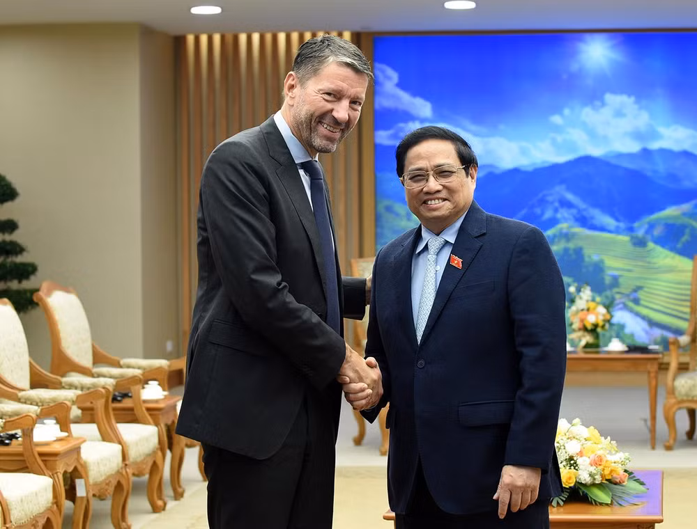 Thủ tướng Phạm Minh Chính và ông Kasper Rorsted, Tổng Giám đốc Tập đoàn Adidas. (Ảnh: Trần Hải)