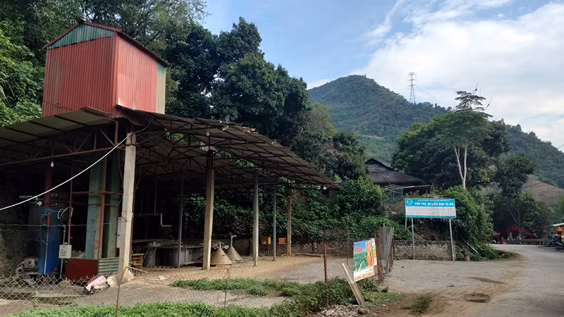 Hợp tác xã Liên Sơn, xã Tạ Bú đã dừng hoạt động với hệ thống máy móc bỏ không, bụi bặm.