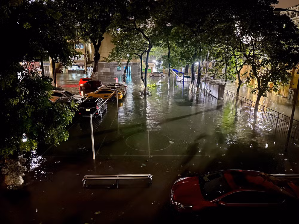 Hình ảnh ngập tại đường Lương Thế Vinh, ký túc xá Mễ Trì. (Ảnh: CTV)