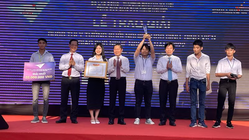 Đại diện lãnh đạo Bộ Lao động-Thương binh và Xã hội trao giải cho các đội đoạt giải tại cuộc thi Startup Kite 2022.