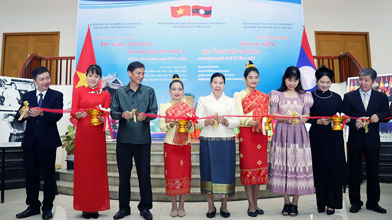 Cắt băng khai mạc Trưng bày chuyên đề 'Đất nước, con người và văn hóa Việt Nam'. (Ảnh: TTXVN)