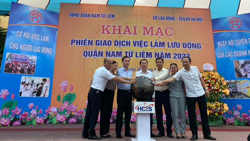 Nhấn nút khai mạc phiên giao dịch việc làm lưu động quận Nam Từ Liêm. (Ảnh: HCES)