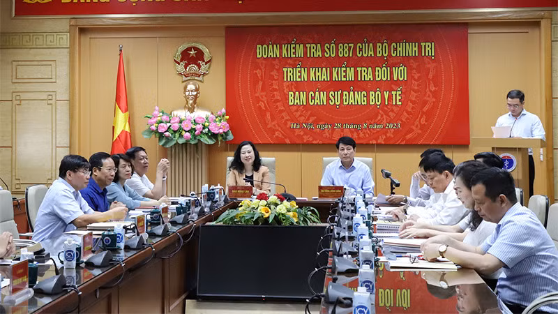Đoàn kiểm tra số 887 của Bộ Chính trị làm việc cùng Ban cán sự Đảng Bộ Y tế. (Ảnh: Moh)