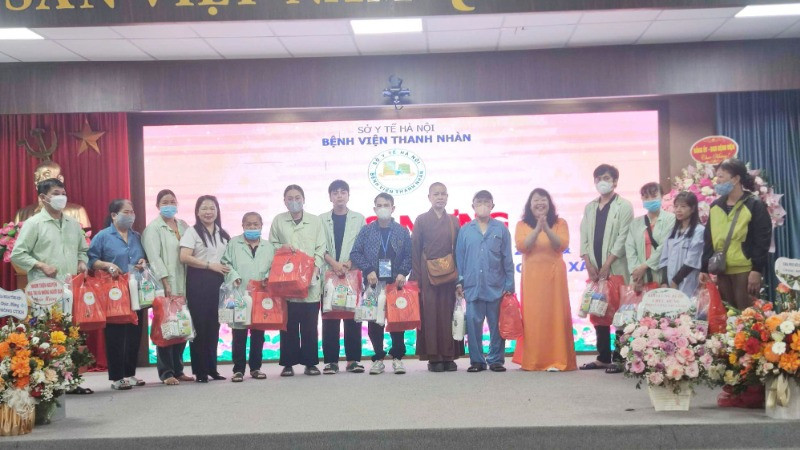 Tặng quà một số bệnh nhân có hoàn cảnh khó khăn.