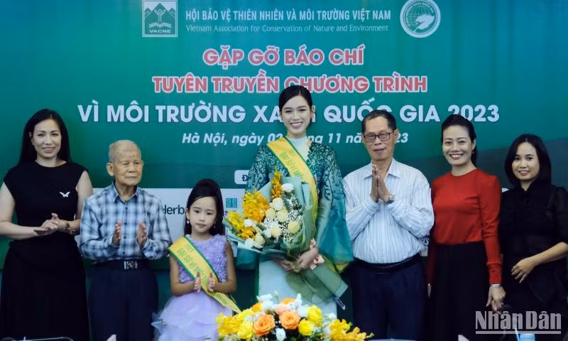 Ban tổ chức và các đại sứ chụp ảnh tại buổi họp báo.