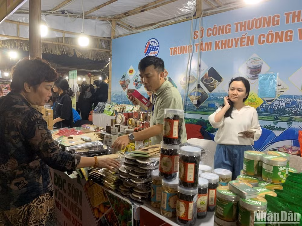 Hội chợ năm nay có 56 tỉnh, thành phố trực tiếp tham gia tổ chức “Gian hàng đặc sản” của địa phương. (Ảnh: THANH TRÀ)