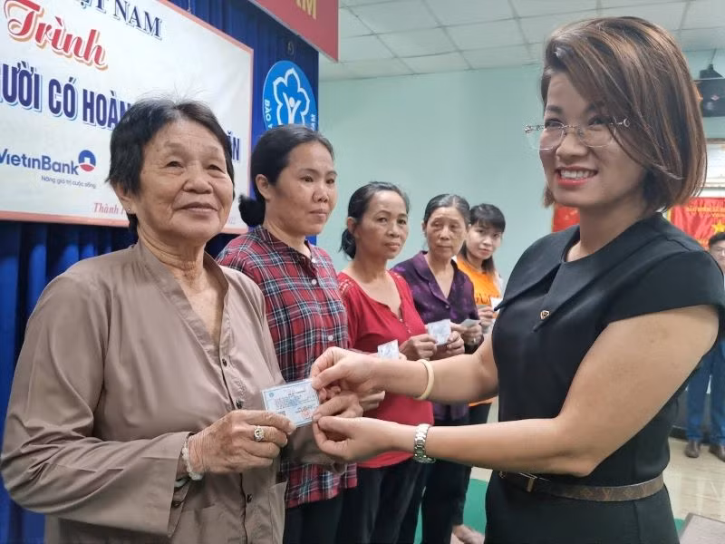 Trao thẻ bảo hiểm y tế, sổ Bảo hiểm xã hội cho người dân có hoàn cảnh khó khăn, diện chính sách trên địa bàn Thành phố Hồ Chí Minh.