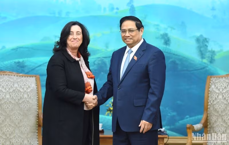 Thủ tướng Phạm Minh Chính đón bà Manuela Ferro, Phó Chủ tịch phụ trách khu vực Đông Á-Thái Bình Dương của Nhóm Ngân hàng Thế giới. 