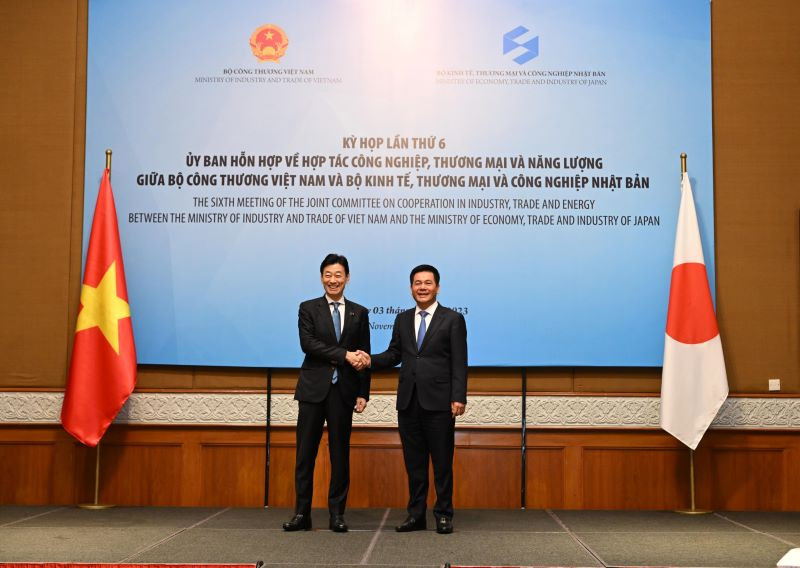 Bộ trưởng Công thương Nguyễn Hồng Diên và Bộ trưởng Kinh tế, Thương mại và Công nghiệp Nhật Bản Nishimura Yasutoshi.