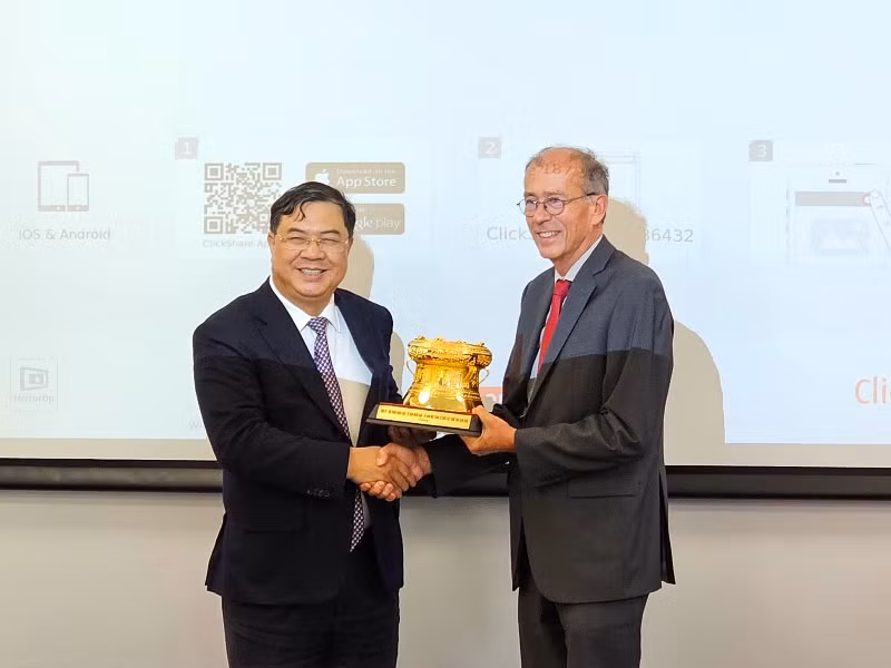 Theo Bí thư Tỉnh ủy Phạm Gia Túc, tỉnh Nam Định sẵn sàng hỗ trợ giải quyết thủ tục đầu tư cho doanh nghiệp Pháp có nguyện vọng tìm kiếm cơ hội đầu tư tại địa phương. (Ảnh: KHẢI HOÀN)