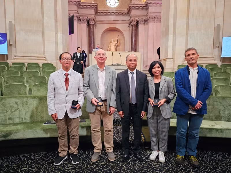 Tham dự lễ trao giải có Đại sứ Việt Nam tại Pháp Đinh Toàn Thắng. (Ảnh: KHẢI HOÀN)