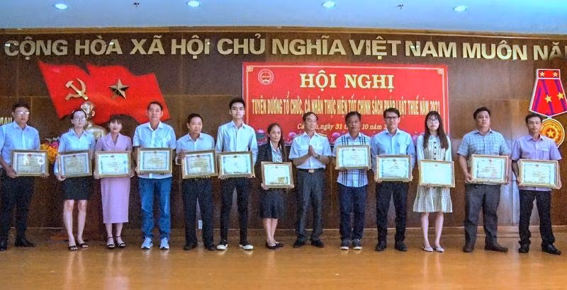 Trao Bằng khen, giấy khen cho tổ chức, cá nhân… tại Cà Mau thực hiện tốt chính sách pháp luật thuế năm 2021 vào chiều 31/10.