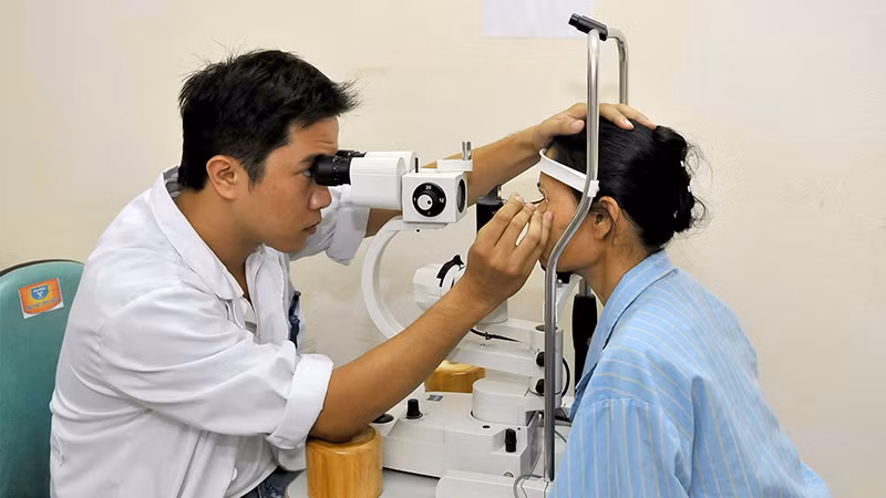 Bệnh nhân khám mắt tại Bệnh viện đa khoa tỉnh Hòa Bình. (Ảnh NGUYỄN ĐĂNG)