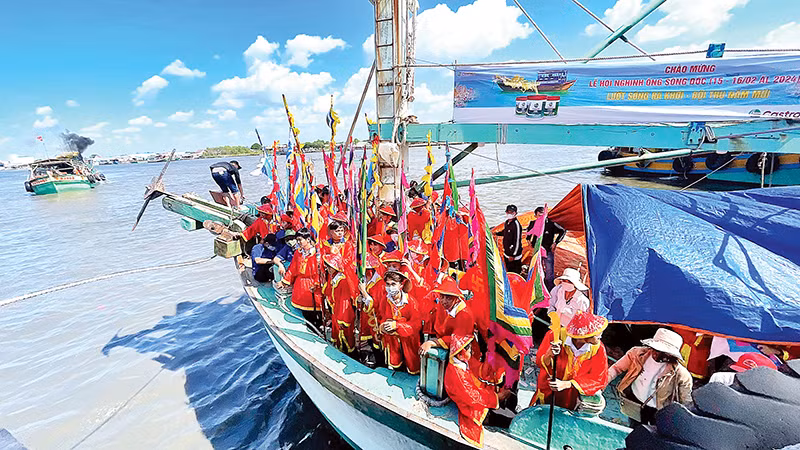 Tàu thuyền của ngư dân làng chài Sông Đốc ra khơi thực hiện nghi thức thỉnh Ông tại Lễ hội nghinh Ông.