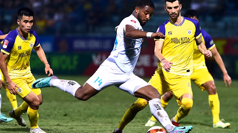 Đội Thép Xanh Nam Định (áo trắng) thắng đội chủ nhà Hà Nội FC với tỷ số 2-1. (Ảnh TRẦN HẢI)