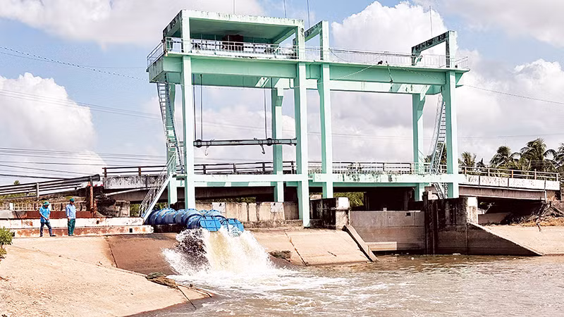 Trạm bơm và hệ thống ngăn mặn cống Bà Xẩm đang phát huy hiệu quả ngăn mặn và bổ sung nước ngọt.