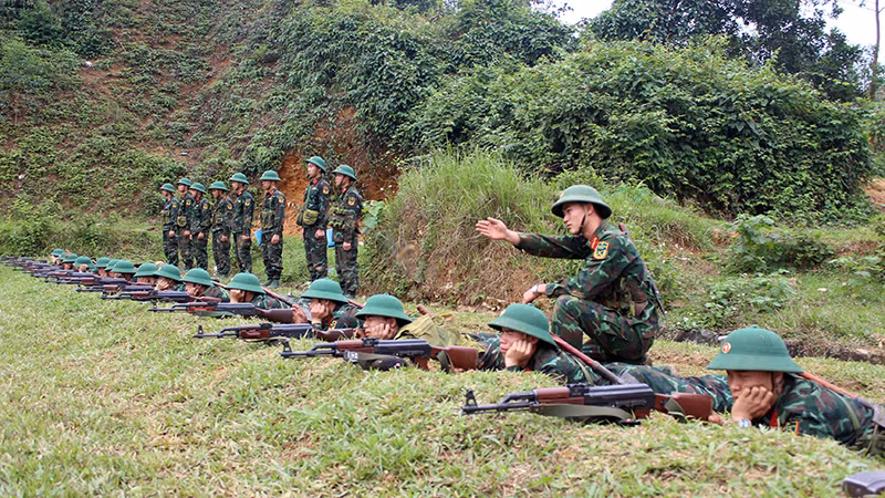 Chiến sĩ mới Tiểu đoàn 9, Trung đoàn 98, Sư đoàn 316 (Quân khu 2) luyện tập bắn súng tiểu liên AK bài 1.