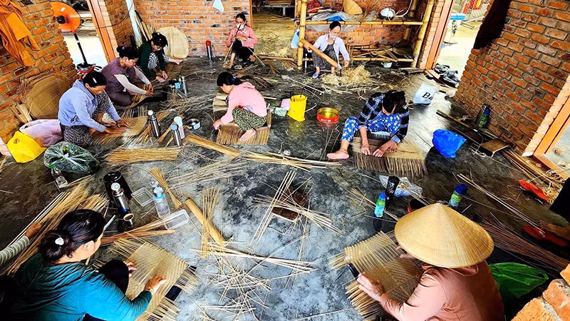 Làng đan lát Bao La (xã Quảng Phú, huyện Quảng Điền, thành phố Huế) tạo công ăn việc làm ổn định cho nhiều lao động địa phương