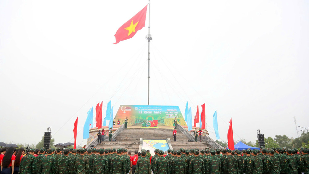 Lá cờ đỏ sao vàng tung bay trên Kỳ đài Hiền Lương.