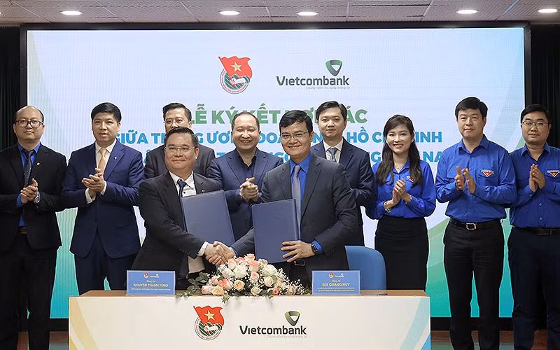 Từ phải qua, hàng đầu: Bí thư thứ nhất Trung ương Đoàn Bùi Quang Huy và Tổng Giám đốc Vietcombank Nguyễn Thanh Tùng trao biên bản ký kết phối hợp giai đoạn 2023-2027. 