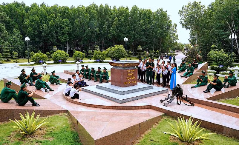 Cột mốc tọa độ quốc gia ở mũi Cà Mau ghi dấu lãnh thổ Việt Nam trên đất liền. (Ảnh: Cà Mau Tourism)