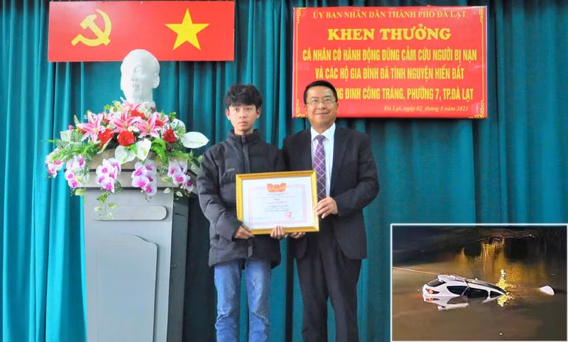 Chủ tịch Ủy ban nhân dân TP Đà Lạt khen thưởng Nguyễn Trung Hiếu và hiện trường chiếc xe gặp nạn trên hồ Xuân Hương (ảnh nhỏ).