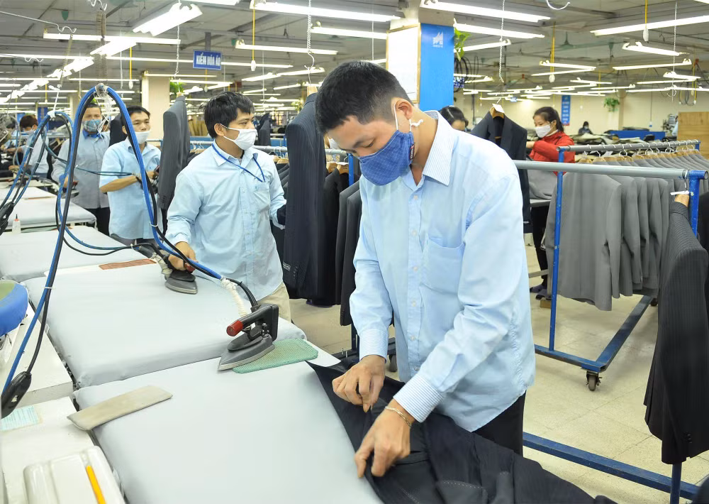 Xưởng may áo xuất khẩu tại Tổng công ty May 10. (Ảnh: THANH TRÚC)