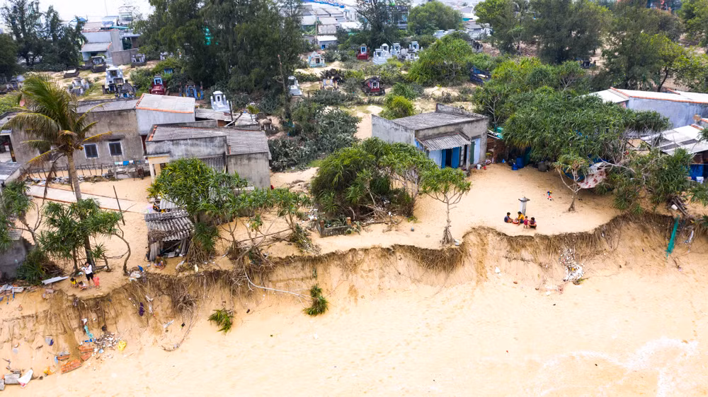Sạt lở bờ biển ở khu vực tổ dân phố Thạnh Đức 1, phường Phổ Thạnh, thị xã Đức Phổ.