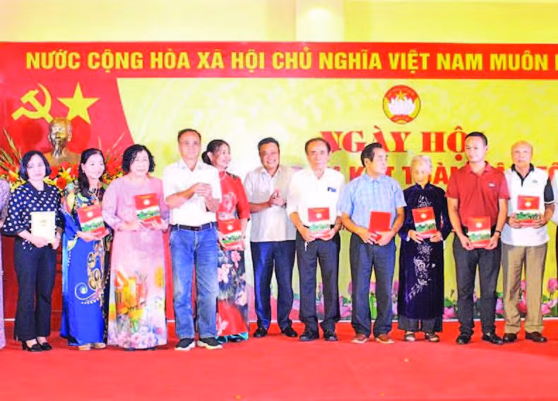 Lãnh đạo UBND thành phố Hà Nội trao quà tặng các gia đình tiêu biểu trong cuộc vận động “Toàn dân đoàn kết xây dựng nông thôn mới, đô thị văn minh”. (Ảnh: THỦY TIÊN)