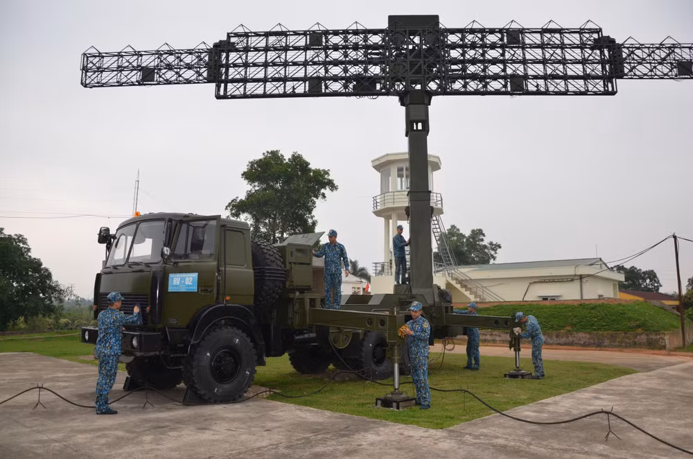 Cán bộ, chiến sĩ Trạm Ra đa 61, Trung đoàn Ra đa 291, Sư đoàn Phòng không 365 bảo dưỡng khí tài. (Ảnh: THÀNH TRUNG)