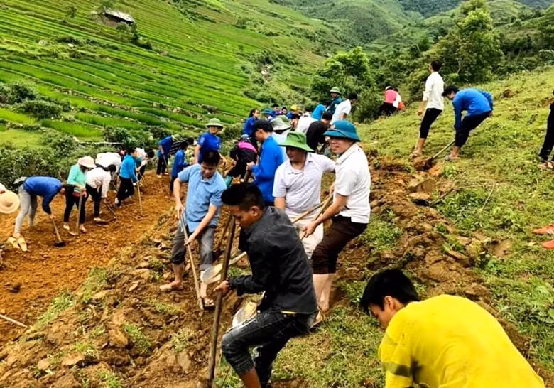 Cán bộ UBND huyện Mù Cang Chải (Yên Bái) tham gia “Ngày cuối tuần cùng dân” cùng đoàn viên thanh niên cơ sở.