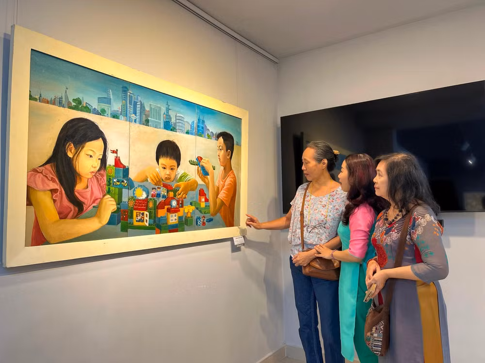 Triển lãm tranh về Học tập và làm theo Bác tại Hội Mỹ thuật Thành phố Hồ Chí Minh.