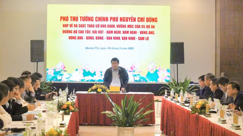 Phó Thủ tướng Chính phủ Nguyễn Chí Dũng cùng đoàn công tác số 2 làm việc với lãnh đạo các tỉnh Quảng Bình, Quảng Trị tại thành phố Đông Hà.